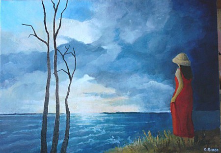 femme au bord de mer avec des arbres morts